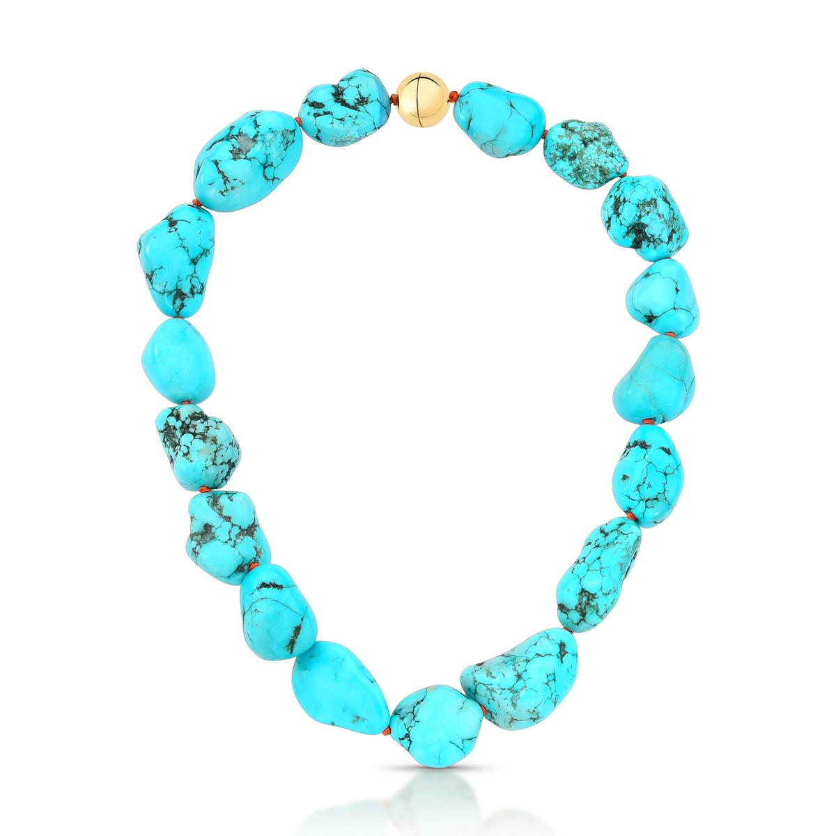 Colar choker com  pedras grandes em cascalho turquesa, fecho com ima, formato bola banhado a ouro. 40 cm