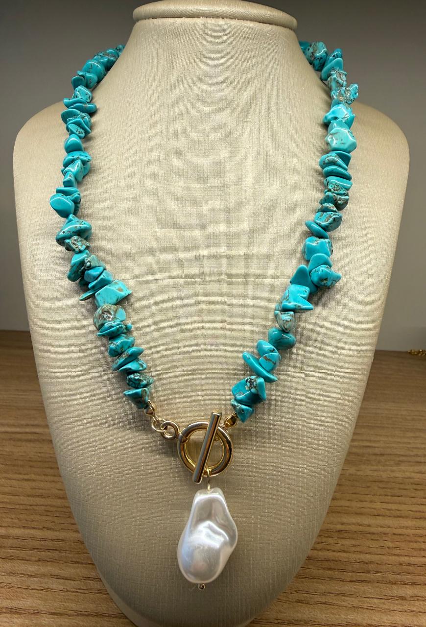 Colar Choker com pedras naturais cascalhos de turquesa, com uma pérola barroca pendurada. 40 cm