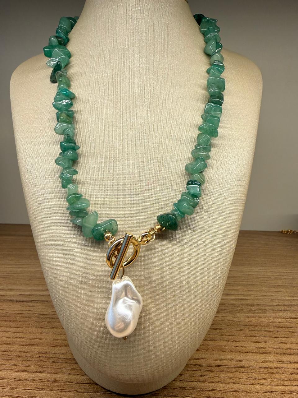 Colar choker pedras naturais verde em cascalho, fecho com banho de ouro e pérola barroca pendurada. 40 cm, (apenas colar)