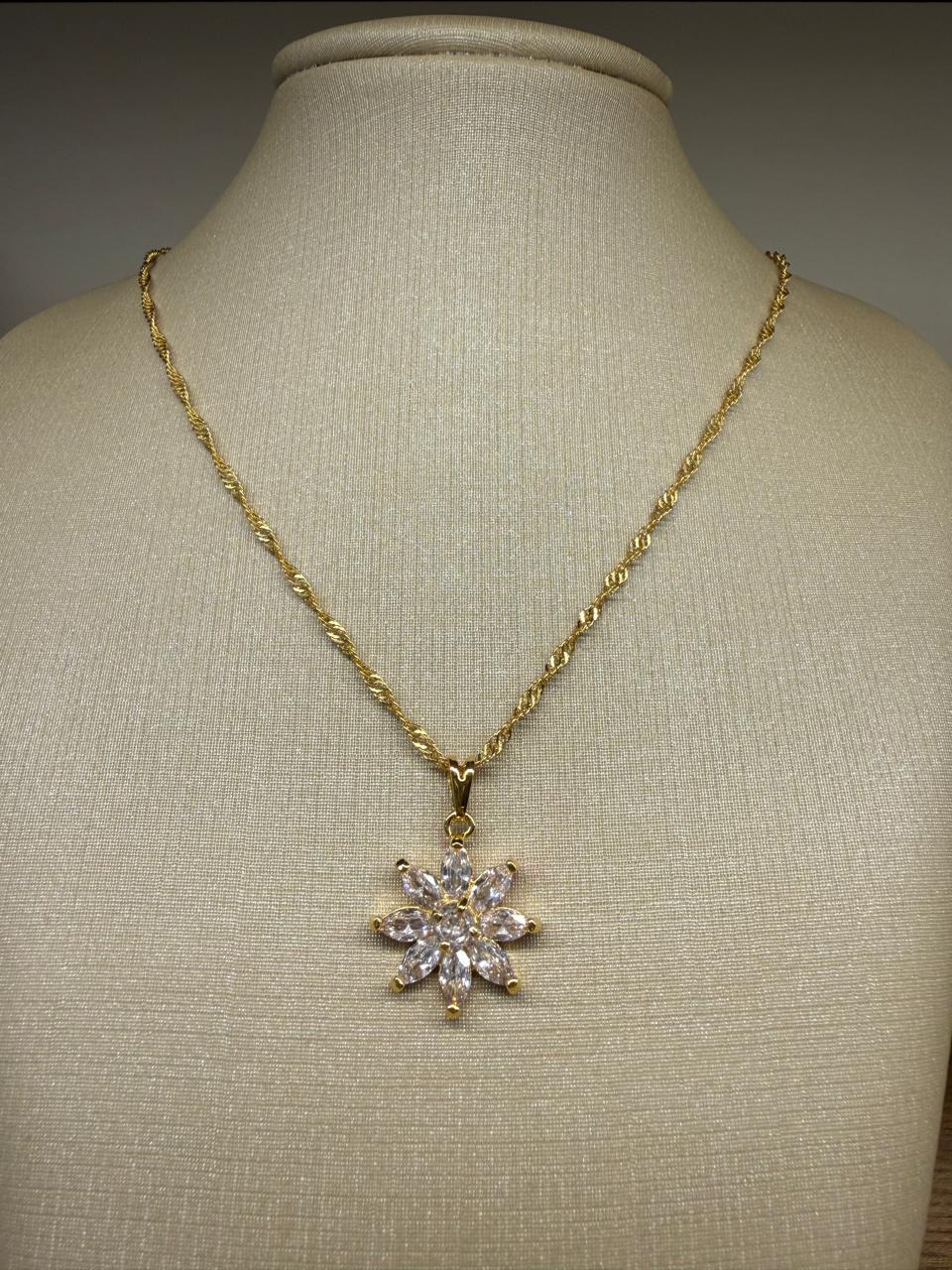 Colar com pingente flor todo de cristal. 45 cm