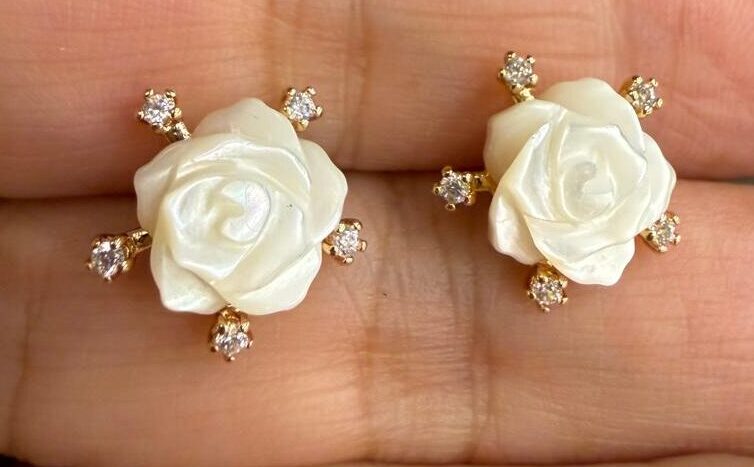 Florzinha em madrepérola com micro zircônias em volta