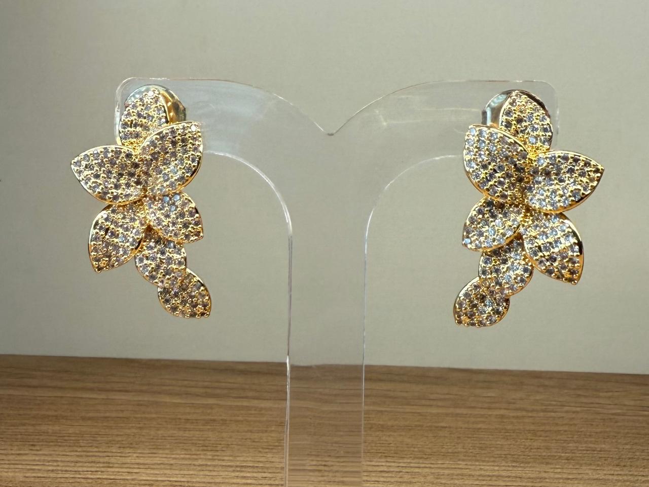 Brinco Ear Cuff todo cravejado com zircônias, uma flor com folhas