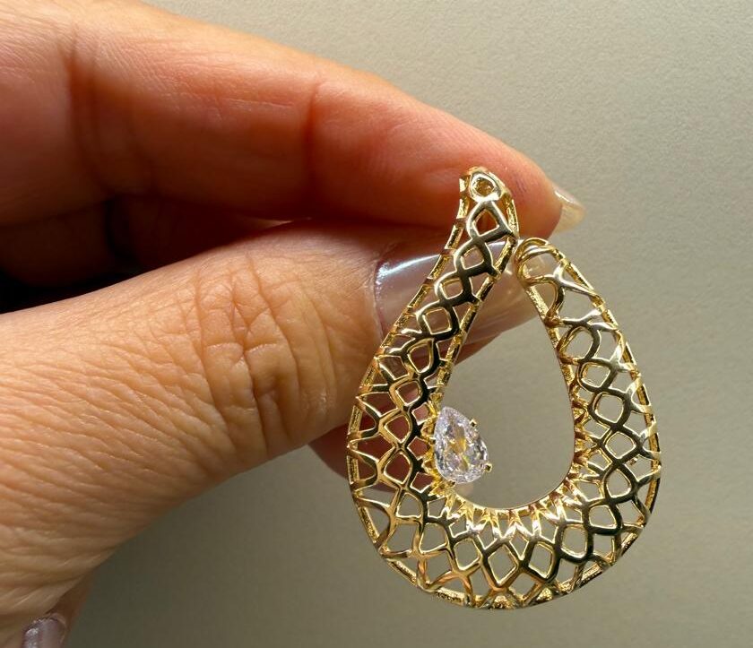 Argola frontal toda vazada em forma de gota com uma gota P cristal cravejada