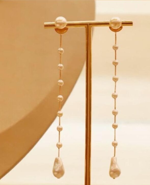 Brinco Pérolas em bolinhas ,uma maior na base mais7 pérolas menores com uma gota de pérola barroca na ponta. Corrente preza na tarracha.