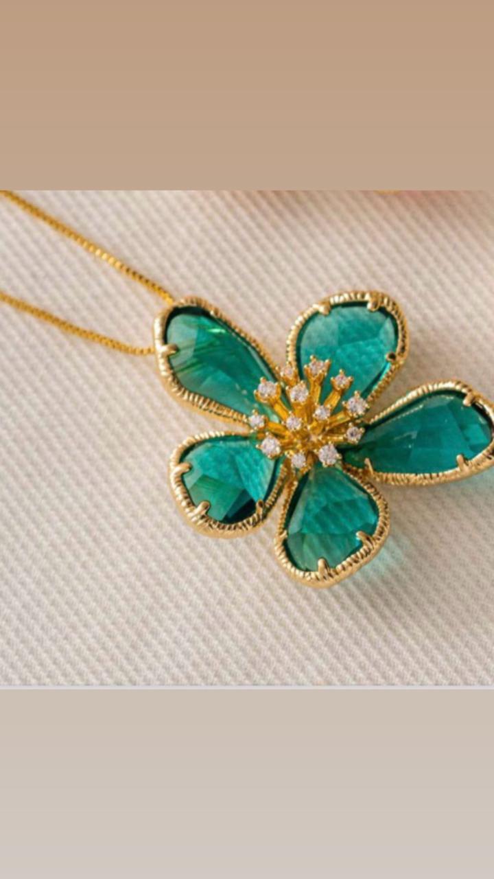 Colar curto, pingente flor cristal verde lapidado, com miolo com micro zircônias. 45cm mais 10cm