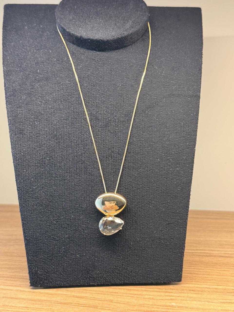 Colar curto corrente Veneziana com pingente um circulo oval geométrico com uma gota de cristal atravessada. 40cm mais 5,0cm extensor.