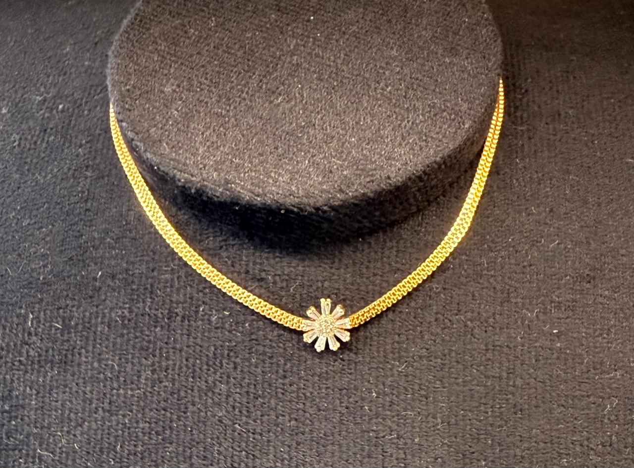 Colar choker corrente no banho de ouro com uma florzinha com zircônias Navetes. 36cm mais 9,0cm de extensor