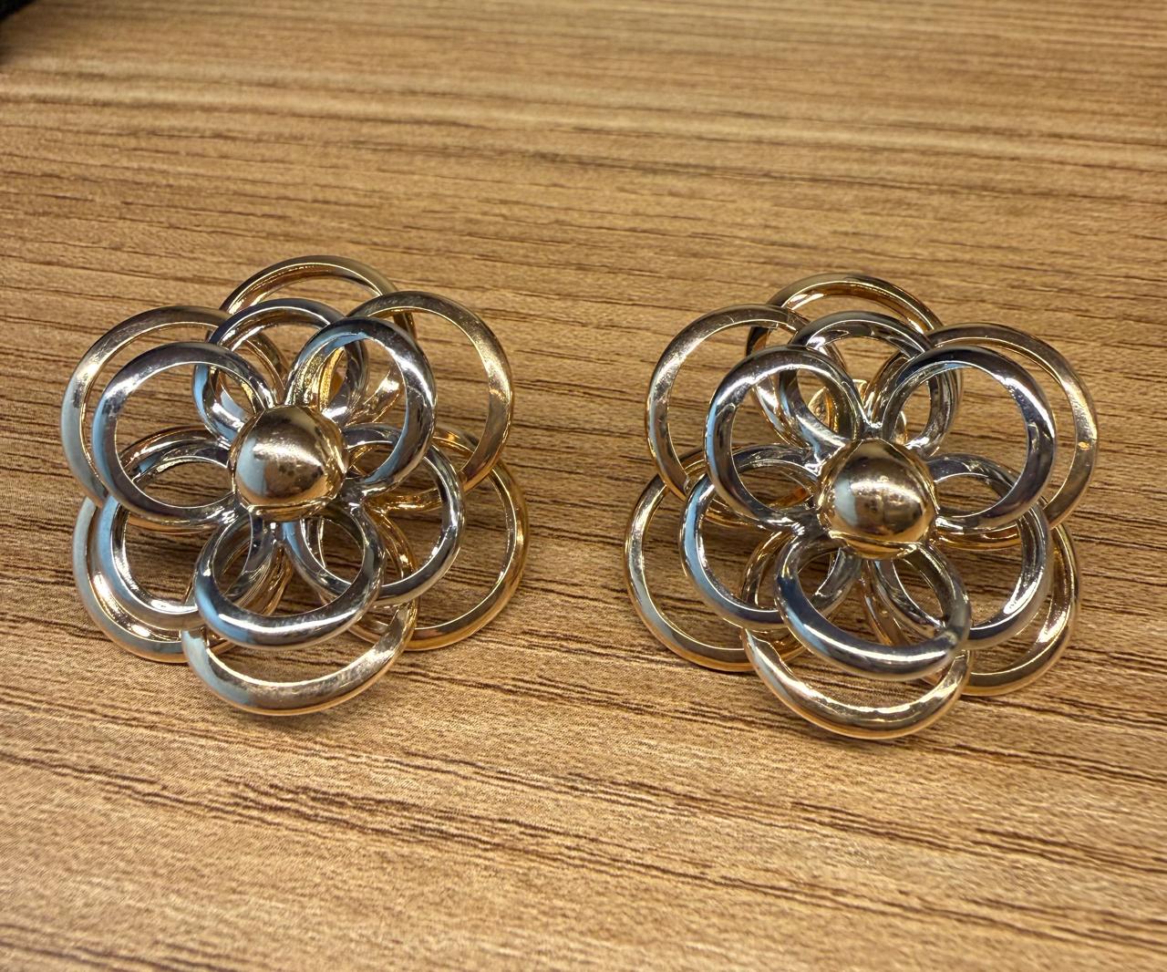 Brinco flor G em dois banhos, ródio e banho de ouro.