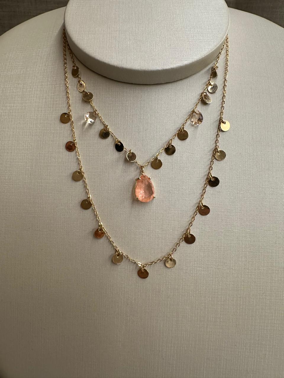Cola duplo com medalhinhas penduradas, duas gotinhas de cristal, com uma gota de pedra  natural maior.35cm mais 5,0cm extensor
