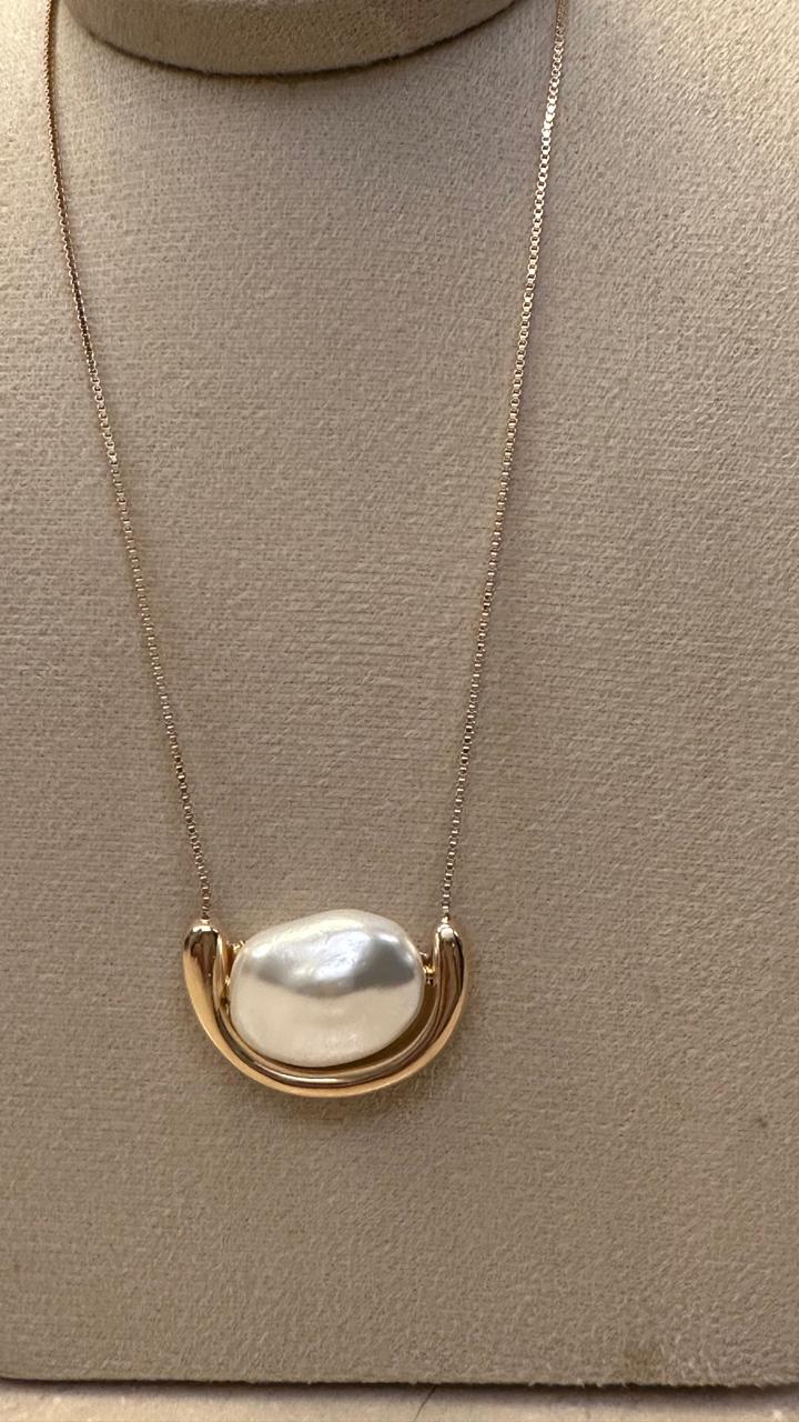 Colar curto com pingente de Pérola Barroca em meio aro no banho de ouro. 45cm mais 5,0cm extensor