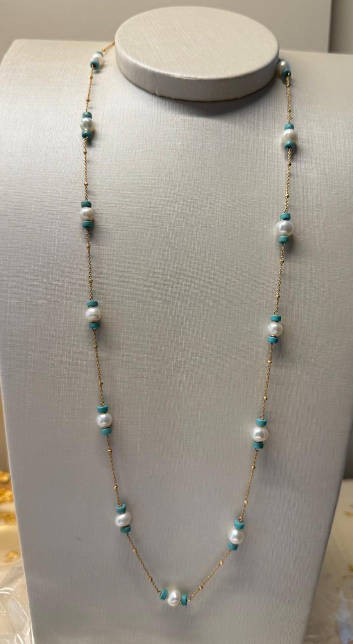 Colar longo com Pérolas Barroca e pedras turquesas, corrente fina com detalhes com bolinhas. 87cm