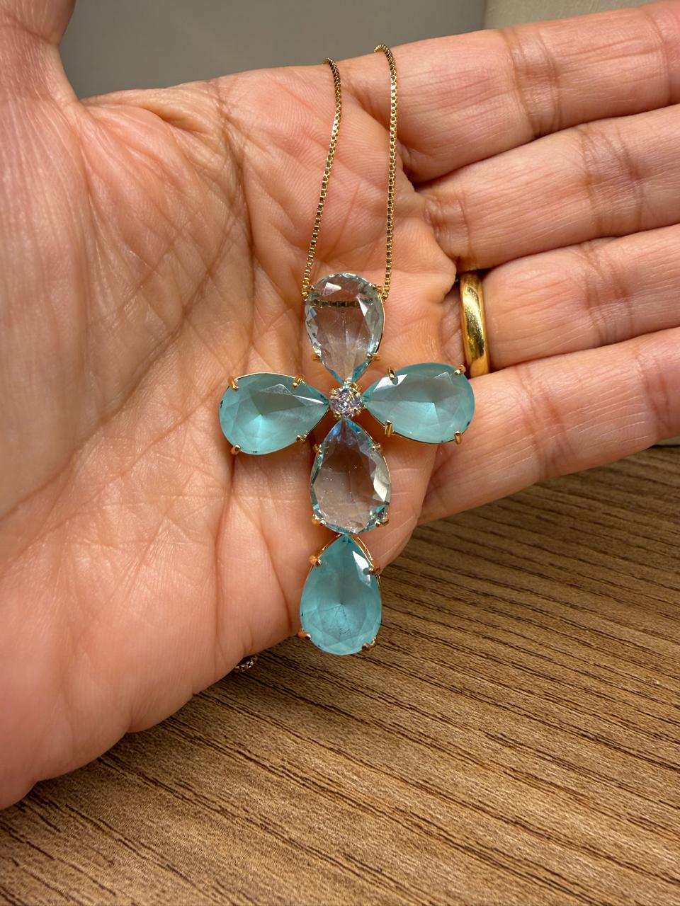 Colar corrente fina, curto, com crucifixo em gotas de pedras naturais,3 Ametista azul,2 Água Marinha com uma zircônia no meio.40cm mais 5cm