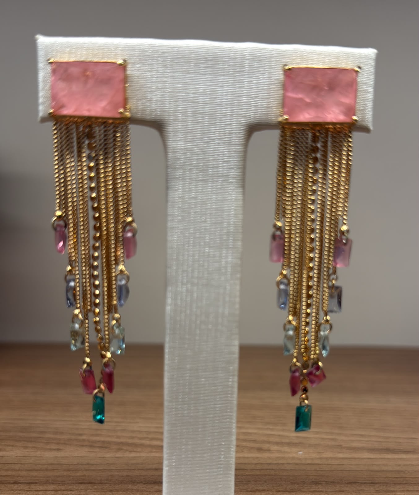 Brinco retangular Safira rosa com várias correntinhas com pedrinhas coloridas nas pontas.