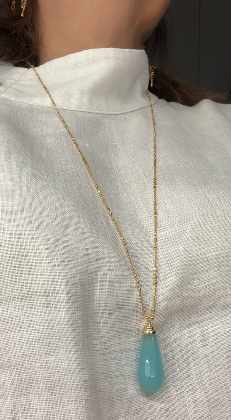 Colar longo corrente fina com detalhes em bolinhas com pingente gota pedra natural azul claro