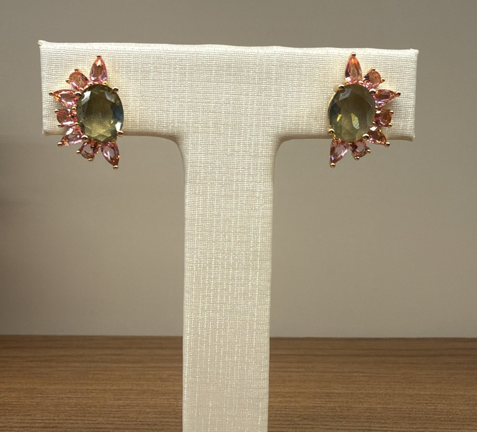 Brinco em pedras naturais com uma pedra oval e delicado contorno de pedras rosadas formando um design elegante de uma meia flor