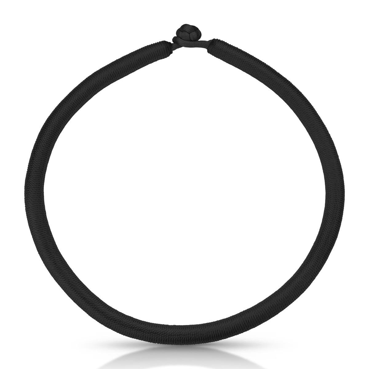 Cordão grosso, choker sem pingente. Cor preto
