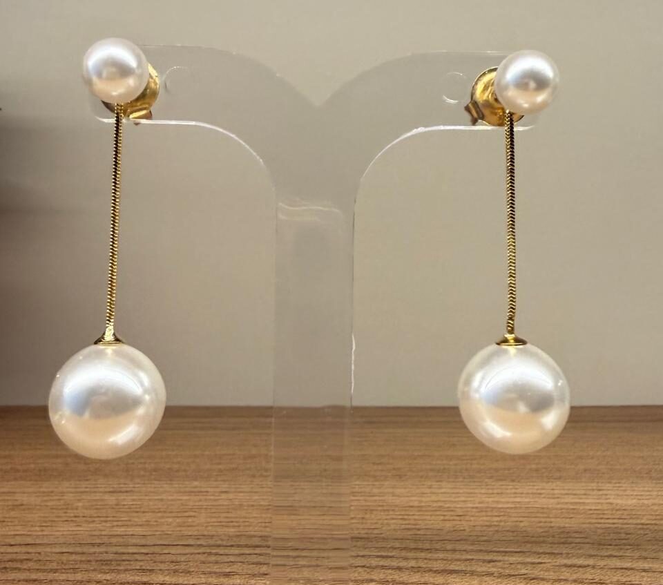 Brinco dois em um, uma bola de pérola Shell com uma corrente com uma pérola  maior pendurada na ponta.