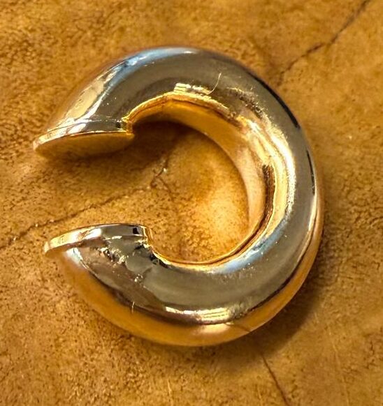 Piercing fake encaixe, tubular, grosso no banho de ouro. Unitário
