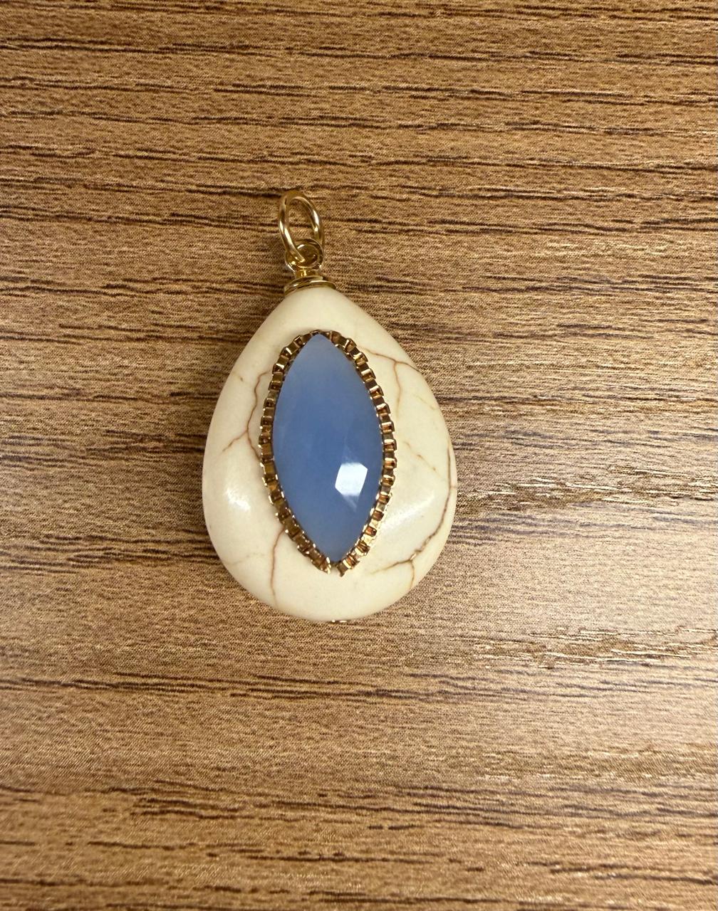 Pingente sem fecho ,usar com corrente fina, pedra natural oval tonalidade rajada com uma gota de pedra natural azul claro.