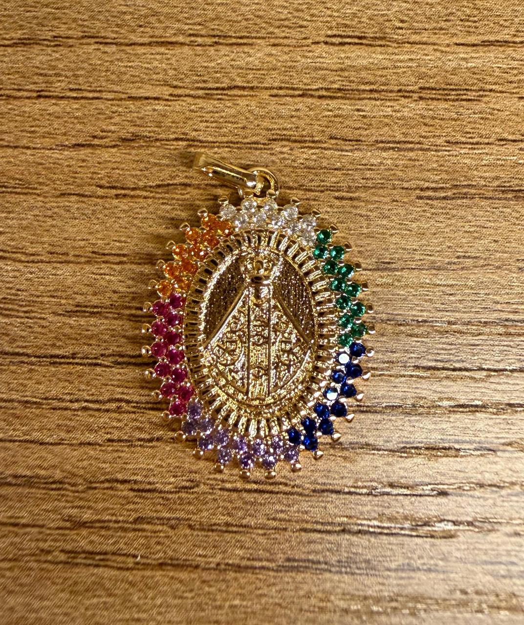 Pingente Nossa Senhora Aparecida todo cravejado com mini zircônias coloridas. Sem fecho, para corrente fina.