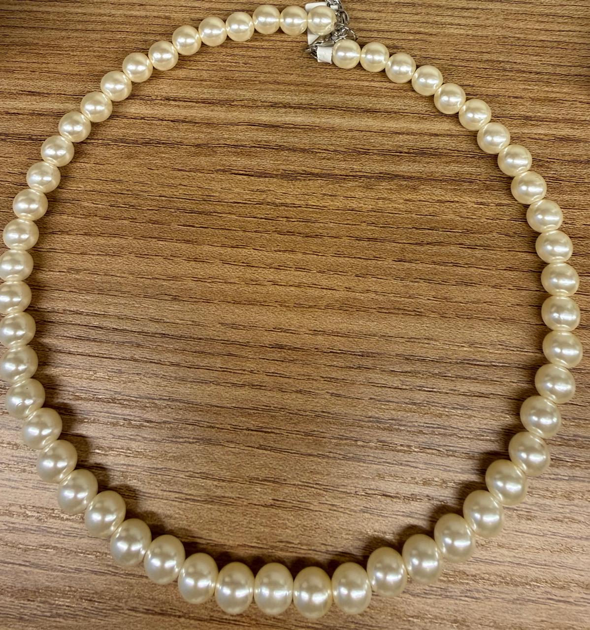 Colar choker todo na pérola Shell com armação aramada, com fecho, mais 10cm de extensor