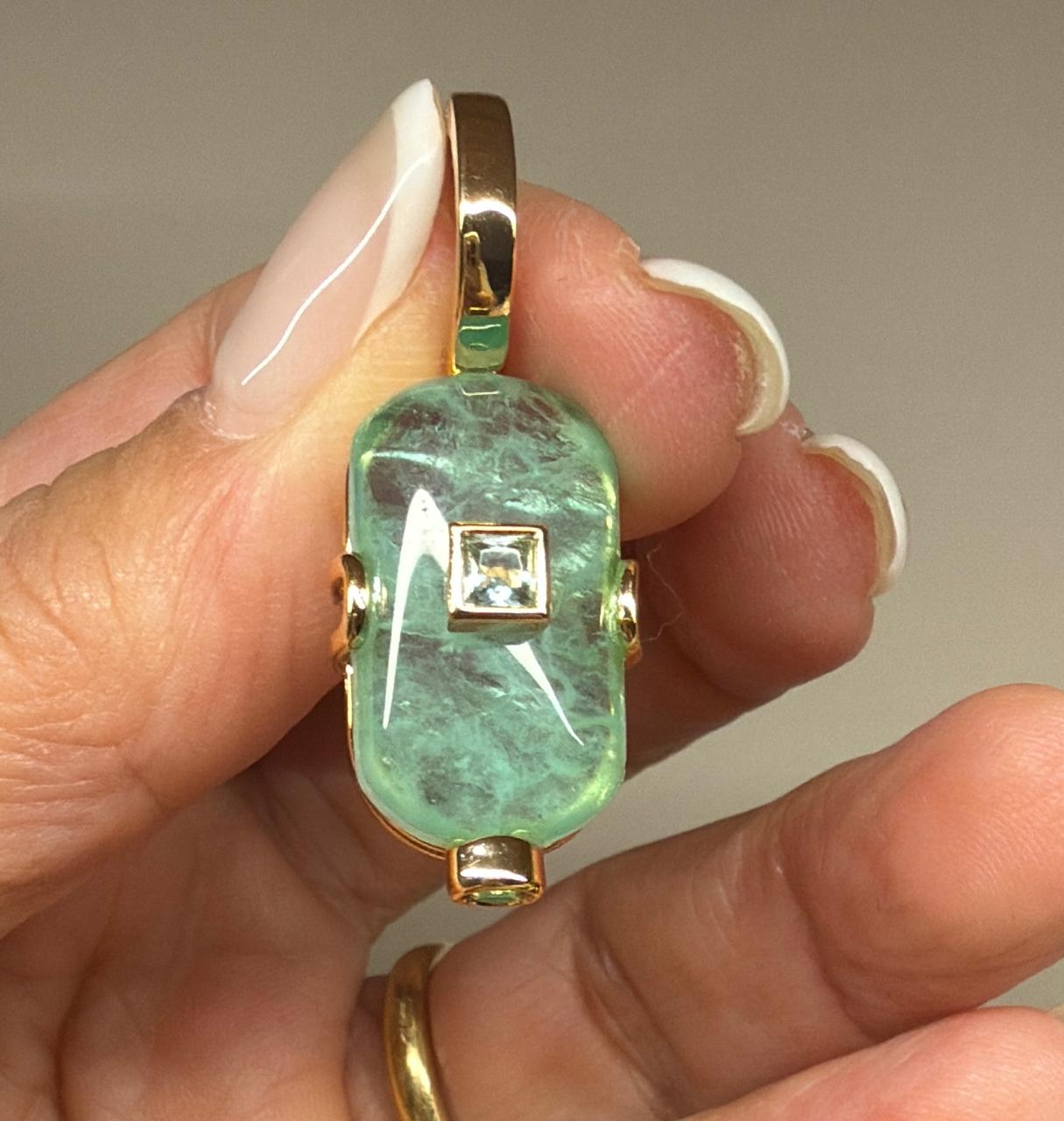 Pingente com fecho, Quartzo natural verde com duas zircônias