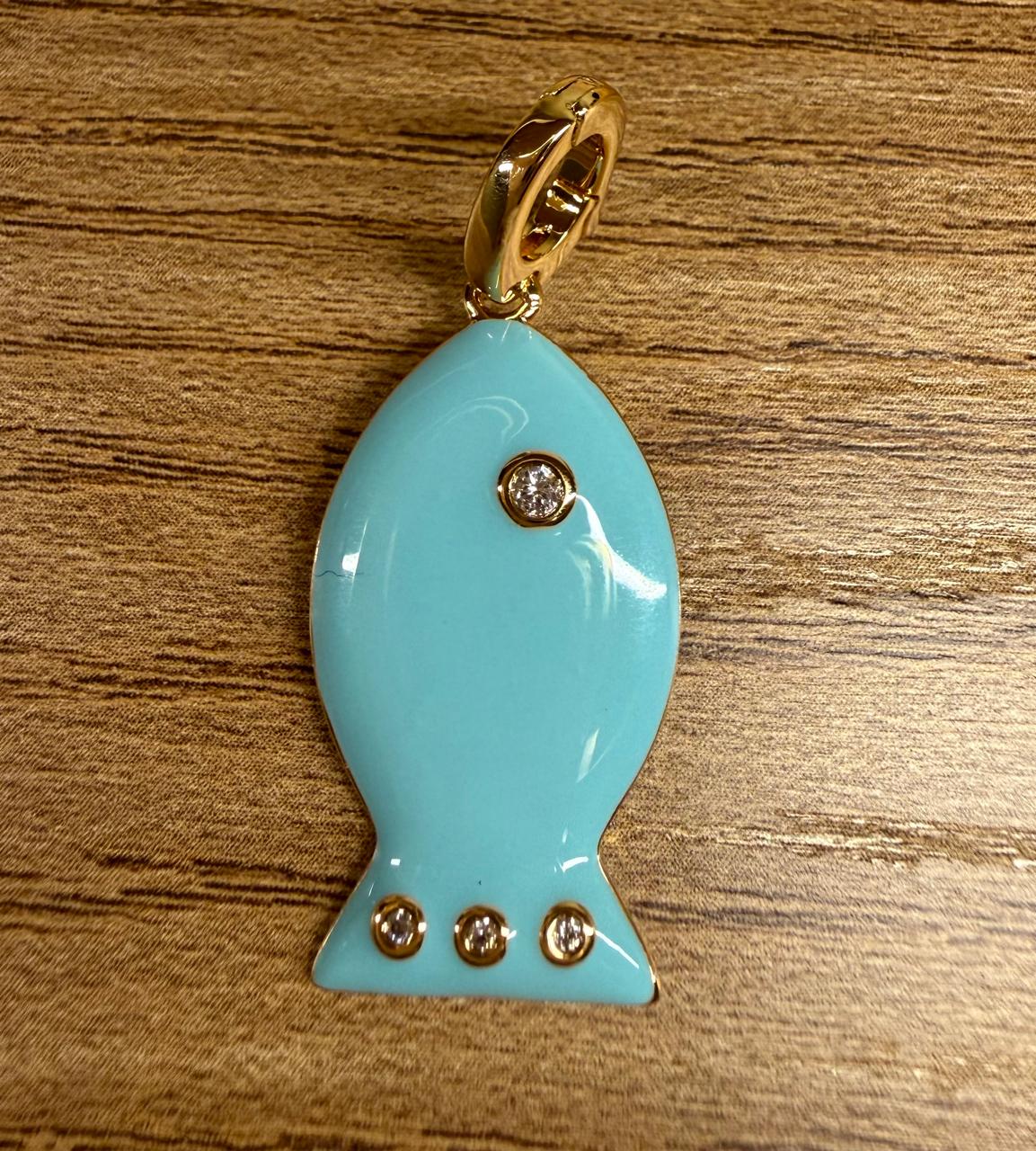 Pingente com fecho, peixinho esmaltado em tom turquesa com pequenas zircônias. 3cm