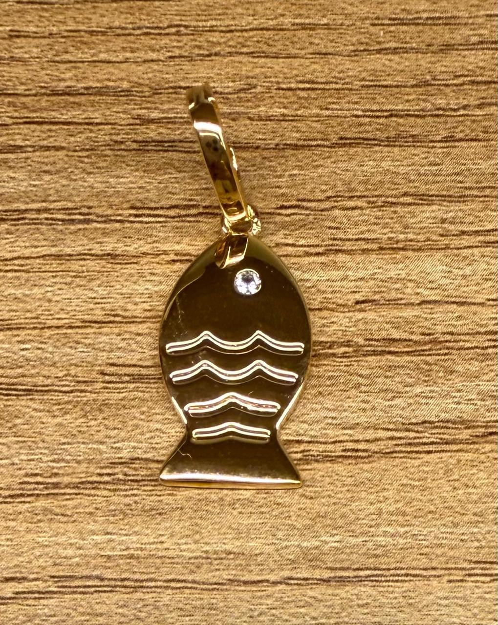 Pingente com fecho, peixinho dourado com uma zircônia. Tamanho pequeno, 3cm