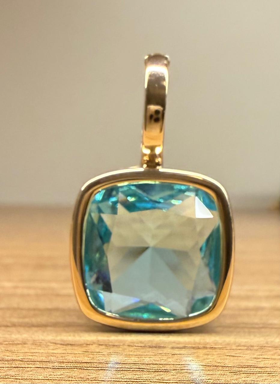 Pingente quadrado com cristal azul turquesa, com fecho, tamanho médio 3cm. Cordão não faz parte do pingente, apenas ilustrativo