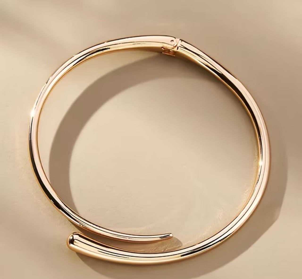 Colar Aro no verniz italiano dourado.