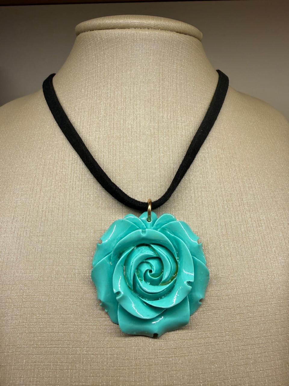 Colar curto no couro camurça preta, com pingente flor de resina turquesa. 34cm mais 5cm de extensor.