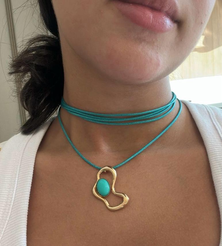 Colar no cordão encerado na cor turquesa com pingente geométrico com uma pedra madrepérola oval. 99cm