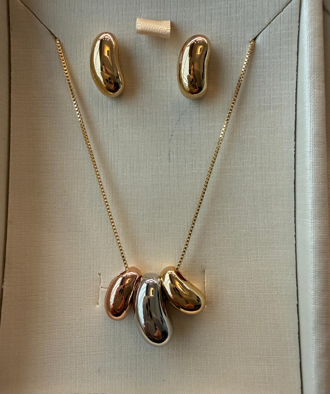Conjunto de colar com os brincos, colar três pingentes com três banhos, ouro, rose, e ródio. Brinco no banho de ouro. 45cm mais 5cm de extensor.