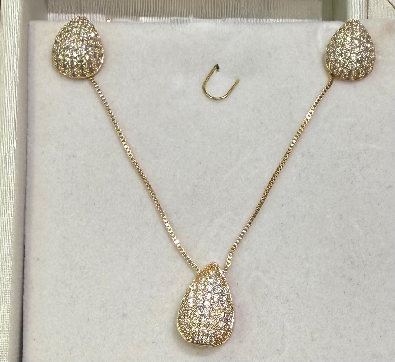 Conjunto de colar e brinco, corrente fina, curto. Formato em gota todo cravejado de micro zircônias. Colar 42cm mais 5cm de extensor.