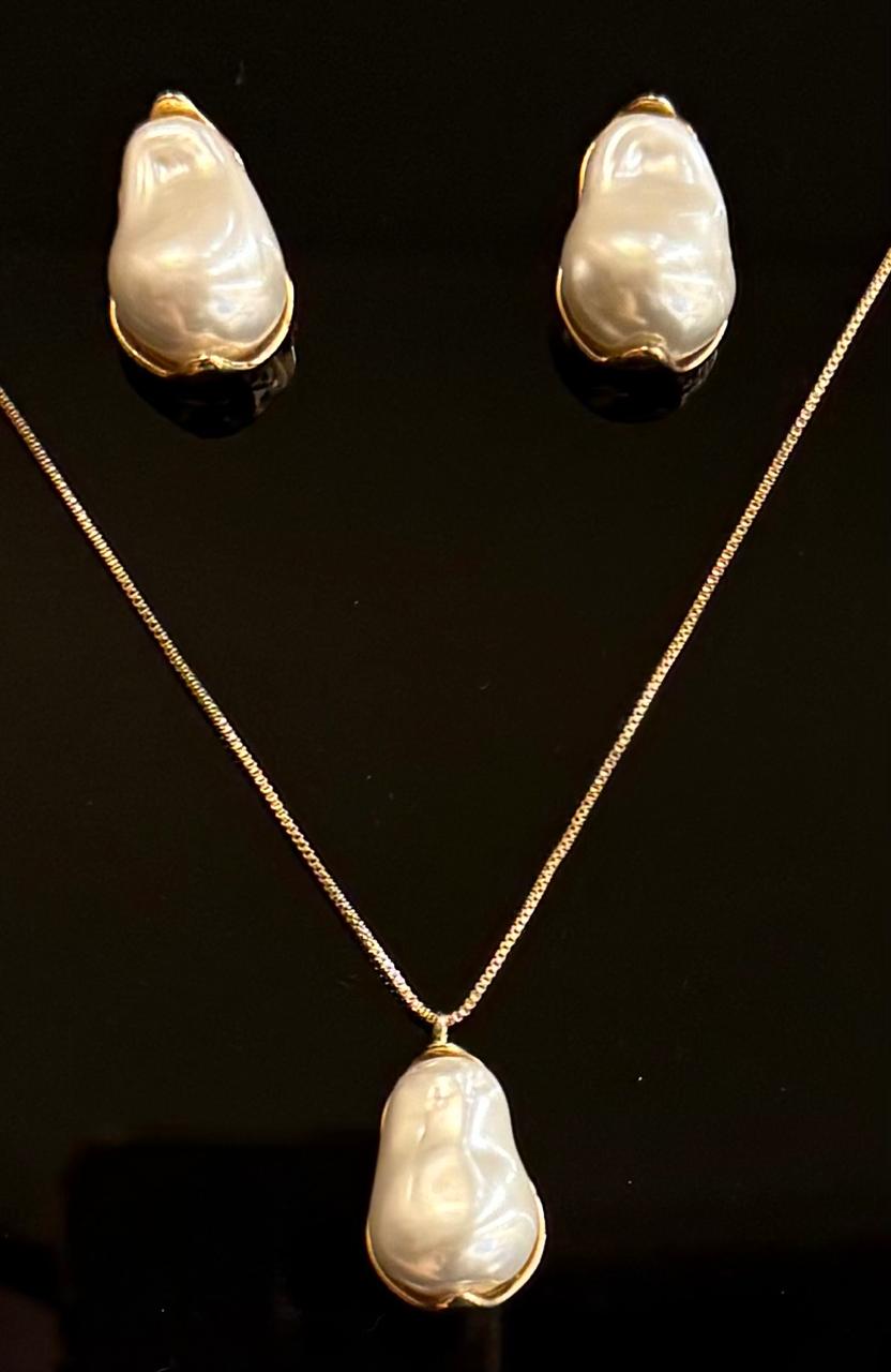 Conjunto colar e brinco com pérola barroca no formato pêra. Colar curto e fino. 36cm mais 6cm.