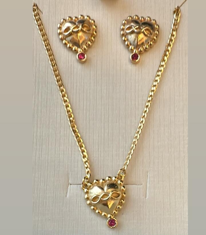 Conjunto colar e brinco coração com detalhe de bolinha em volta com um cristal vermelho. 42cm mais 9 de extensor