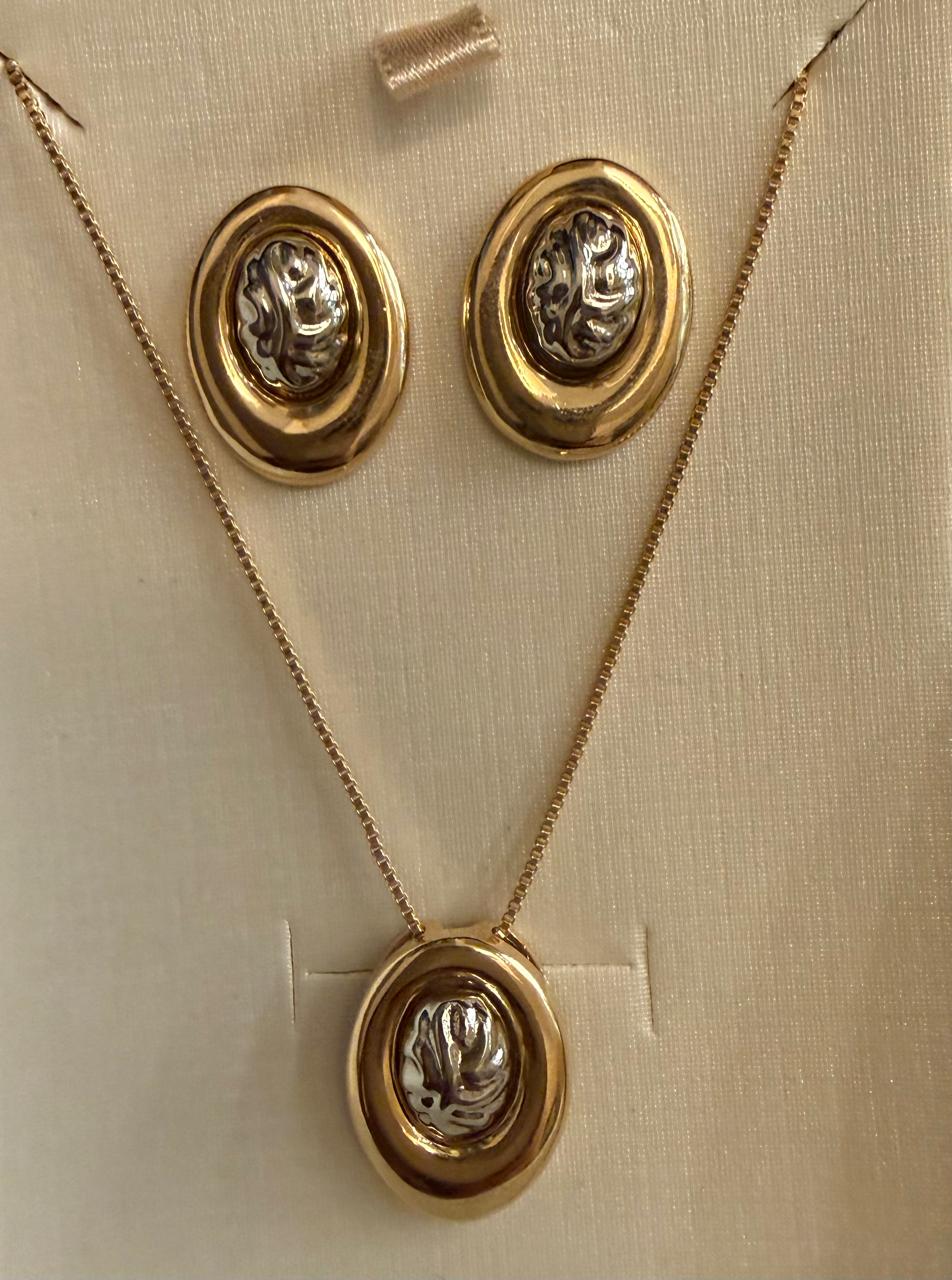 Conjunto colar e brinco oval em dois banhos martelado no ródio e liso em volta, brinco dois em um. Colar com 40cm mais 4cm