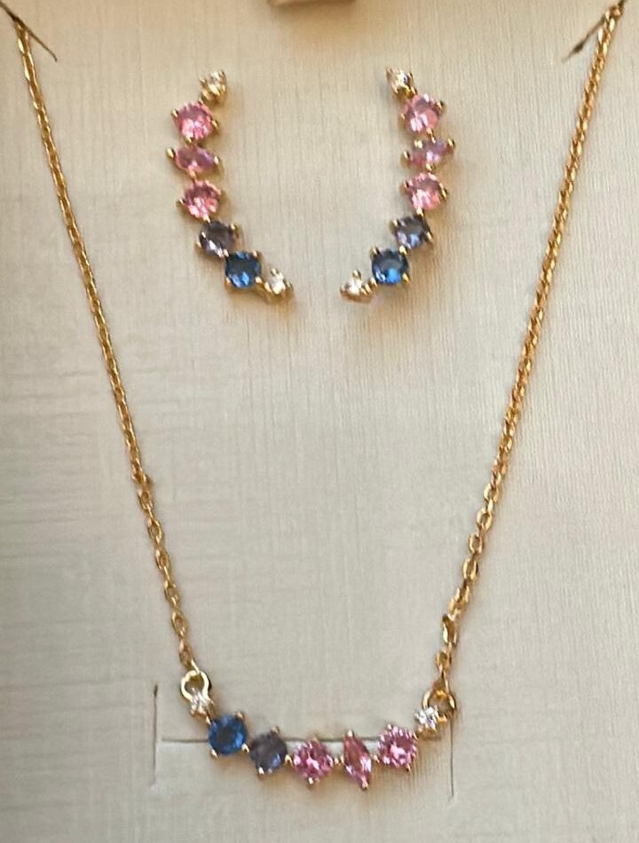 Conjunto colar e brinco Ear Cuff de cristais coloridos e micro Zircônia nas pontas. Colar com cristais coloridos em fileira. Colar com 43cm mais 5cm de extensor.