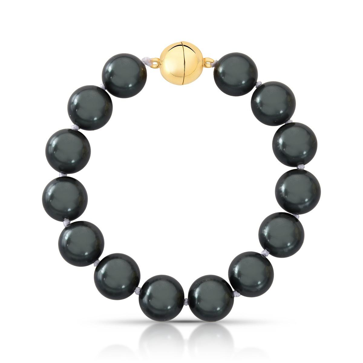 Pulseira nas pérolas negras Shell grandes com fecho imã bola no banho de ouro. 20cm