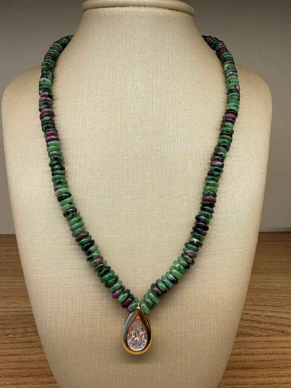 Colar com pedras naturais Crisocola, curto com uma gota  de Zircônia e fecho boia. 40 cm