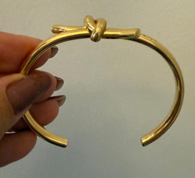 Pulseira aro sem fecho com nó em cima.