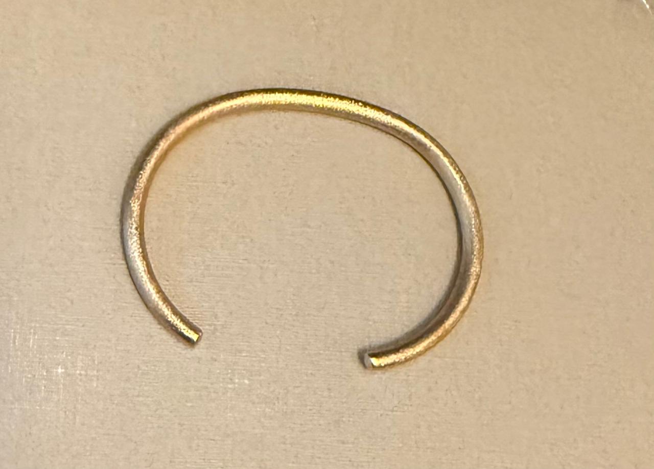 Pulseira aro com banho escovado, fosca.