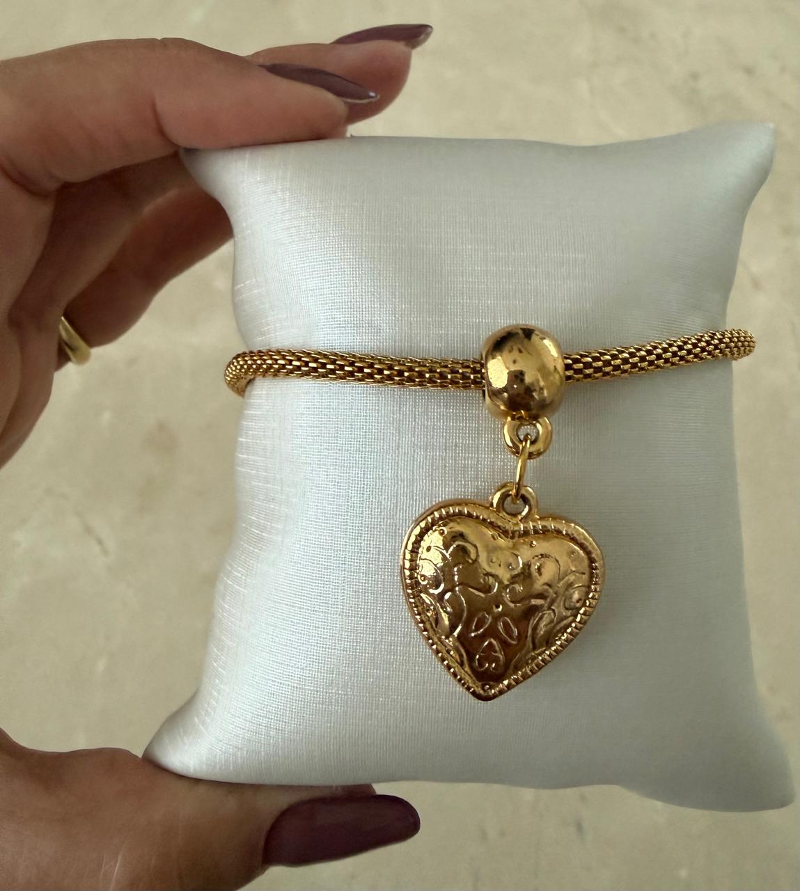 Pulseira grossa com pingente coração. 18cm mais 2cm de extensor