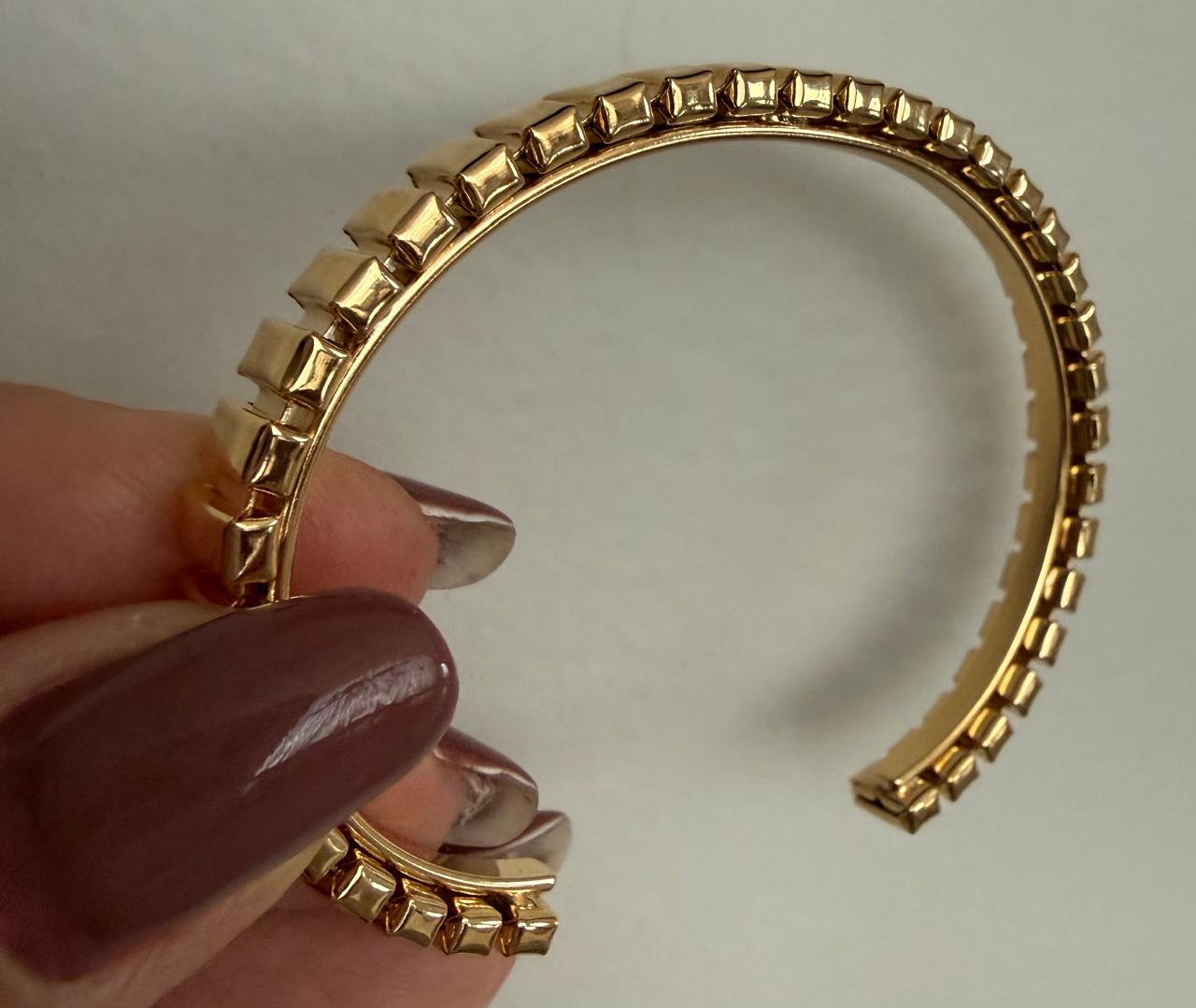 Pulseira aro trabalhada em tiras grossas.