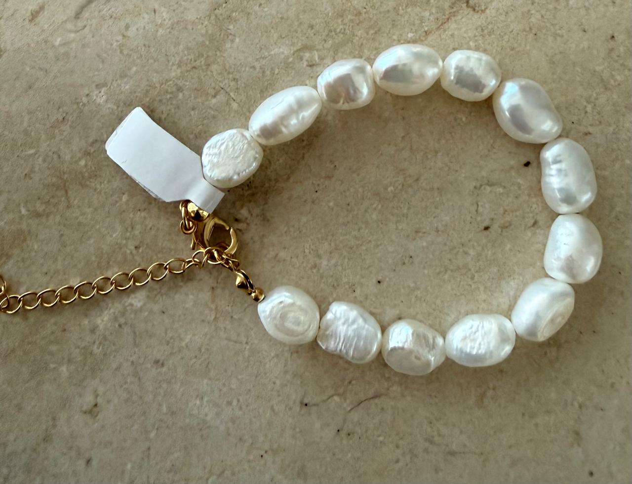 Pulseira toda de pérolas Barrocas com fecho. 17cm mais 5cm de extensor.