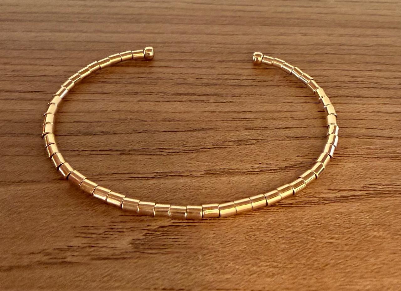 Pulseira aro de canutilhos. Por unidade. Com três, apenas ilustrativo.