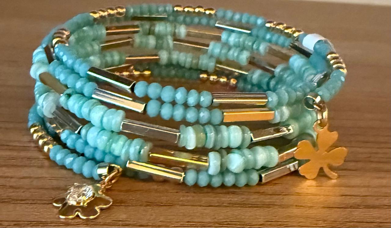 Pulseira aramada com 7 voltas toda de pedras Turquesas, Cristais azuis, canutilho e  bolinhas no banho, dois pingentes pendurados.