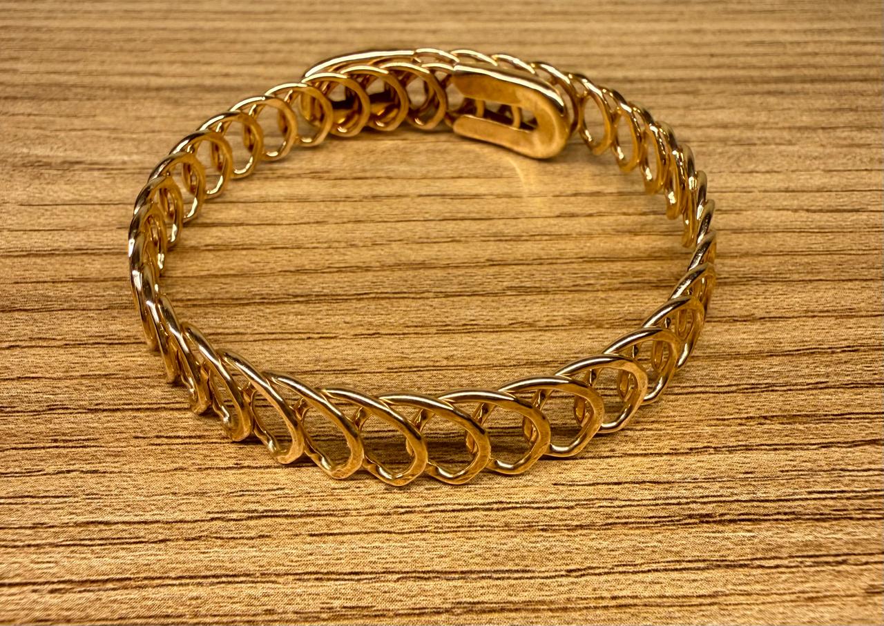 Pulseira com molejo sem fecho, modelo argolas trançadas tipo correntaria.
