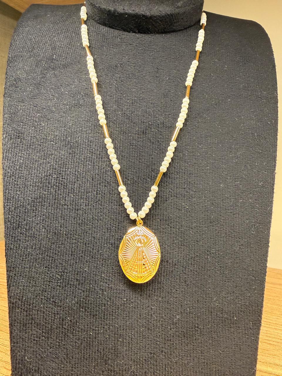 Colar de Pérolas, canutilhos, com pingente Relicário com imagem de Nossa Senhora Aparecida