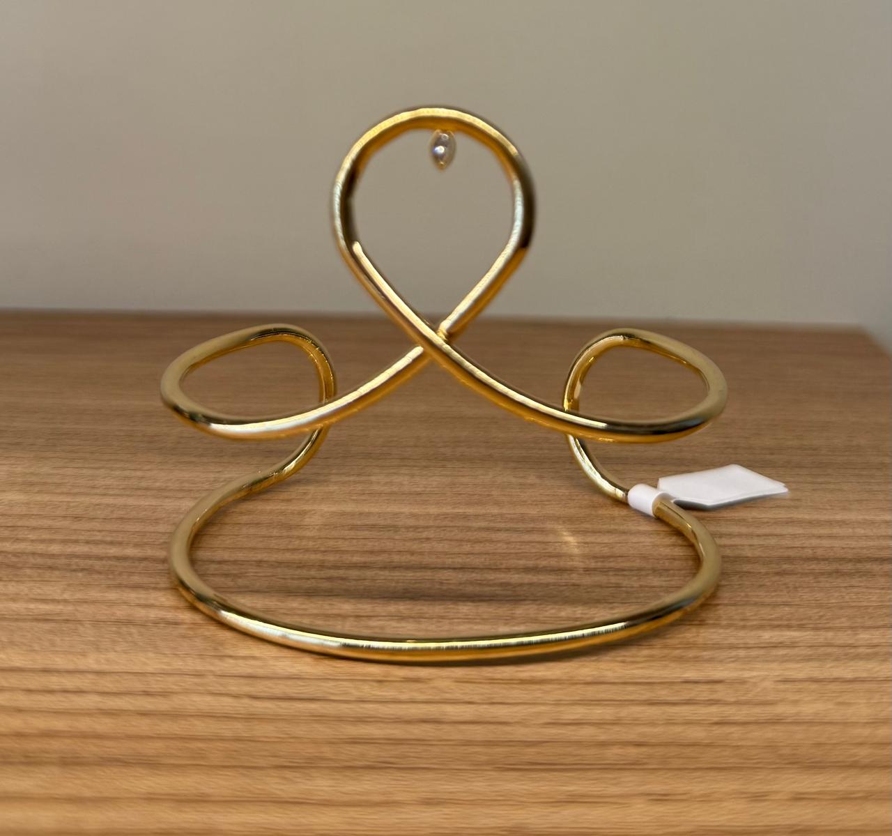 Pulseira aro com duas  alças fazendo uma volta na frente com uma mini zircônia na volta.